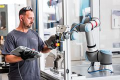 Cobotar ger även små och medelstora företag tillgång till alla fördelar med avancerad robotautomation. Cobotar kan utföra repetitiva, tunga eller fysiskt krävande uppgifter, vilket frigör anställda att anta funktioner som kräver större skicklighet. Foto: Universal Robots