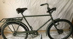 Bild: Ett av auktionsobjekten den 13 maj är en gammal militärcykel.