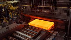 Bilden visar det första stålet som valsades 2021 av SSAB Oxelösund som tillverkats med HYBRIT-teknik, det vill säga reducerat med 100 % fossilfritt väte istället för kol och koks.