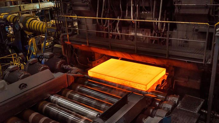 Bilden visar det första stålet som valsades 2021 av SSAB Oxelösund som tillverkats med HYBRIT-teknik, det vill säga reducerat med 100 % fossilfritt väte istället för kol och koks.