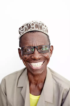 Specsavers Ge Syn Äldre man Halfaw 75 år fick möjlighet att läsa tidningen igen tack vare gåva från Magnus Liljedahl i Hovmantorp.