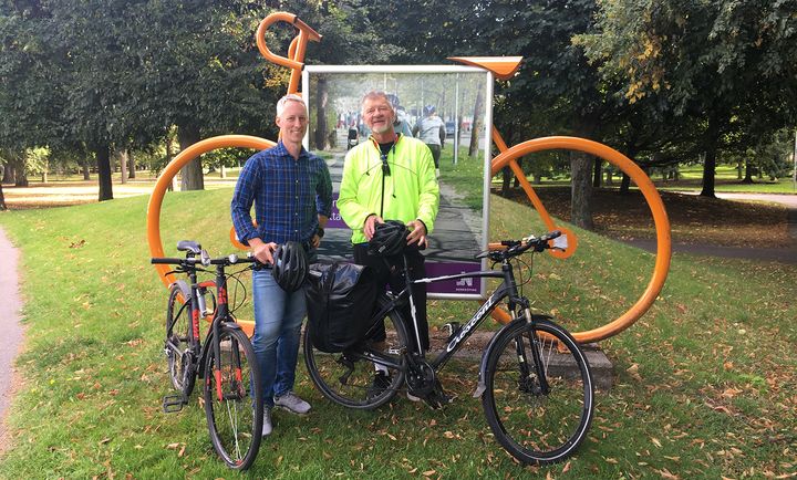 Från vänster: Tekniska nämndens ordförande Markus Åkerman och årets cykelpendlare Anders Storm. Foto: Norrköpings kommun.