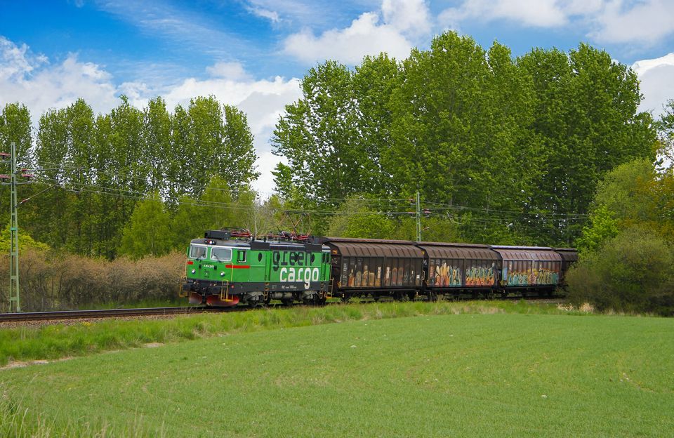 Green Cargos godståg passerar genom Småland