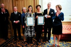 Antonia och Viveca Ax:son Johnson mottar Kulturarvsmedaljen, från kulturminister Lena Adelsohn Liljeroth. Detta för bevarande av Engelsbergs bruk samt arkiv. Foto Scanpix, Erik Mårtensson. Bilderna är fria för media att använda.