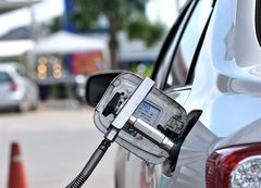 Transportstyrelsen har utrett förutsättningarna för att ägare till gasbilar ska betala samma pris för besiktning som andra bilägare och hur det ska regleras. Foto: Adobestock