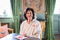 H.M Drottning Silvia köper första majblommorna 2021. Foto: Sara Friberg Kungliga Hovstaterna
