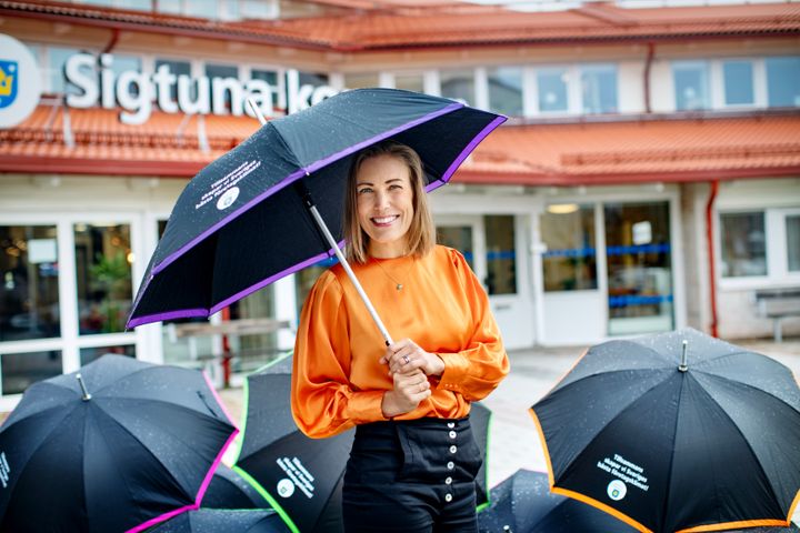Snart behövs kanske inget paraply. Näringslivschef Annika Bröms kan konstatera att företagsklimatet blivit bättre i Sigtuna kommun, enligt Svenskt Näringslivs senaste undersökning. Foto: Rosie Alm