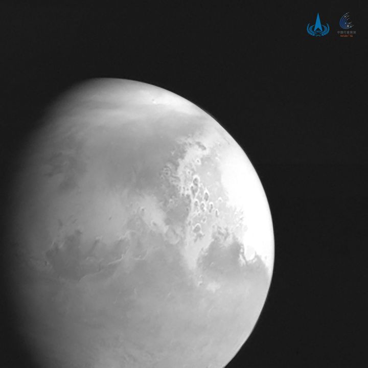Kinas sond Tianwen-1:s första bild på Mars, cirka 2,2 miljoner kilometer från planeten.
Foto: CNSA