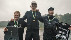 Lördagen den 28 augusti anordnade Tranås Vattensport Club Wakeboard SM bakom båt på sjön Stora Rängen i Brokind, geografiskt belägen ca två mil söder om Linköping. Bilden: Herrarnas prisutdelning, 1a Nordenhed, 2a Agerstig och 3a Hermansson.