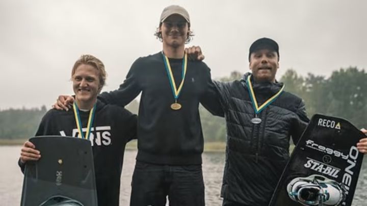 Lördagen den 28 augusti anordnade Tranås Vattensport Club Wakeboard SM bakom båt på sjön Stora Rängen i Brokind, geografiskt belägen ca två mil söder om Linköping. Bilden: Herrarnas prisutdelning, 1a Nordenhed, 2a Agerstig och 3a Hermansson.