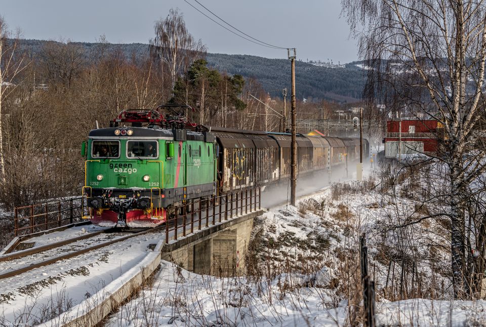Green Cargos godståg i vinterlandskap
