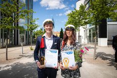 Noa Koch och Sara Pettersson tilldelades stipendium för bästa examensarbete. Bild: Albin Edin