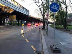 Temporär cykelbana på Gitschiner Strasse i Berlin. Bilden får användas fritt av trejde part.