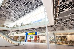 Utanför IKEA Kållered finns ett stort atrium.