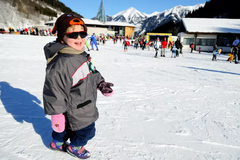 Det är viktigt att ha solglasögon i skidbacken då UV-strålarna reflekteras i snön