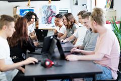 Elever på LBS Göteborg studerar spelutveckling, spelgrafik, e-sport, systemutveckling och kreativ kommunikation.