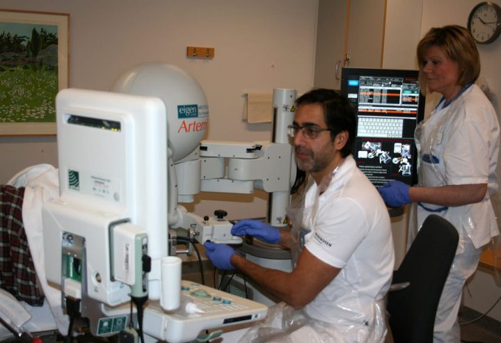 Sam Ladjevardi, överläkare på urologkliniken vid Akademiska sjukhuset, tillsammans med sjuksköterskan Jeanette Bylund, kontaktsjuksköterska. Foto: Elisabeth Tysk