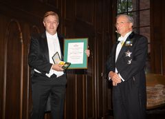 Kungl. Patriotiska Sällskapets ordförande Erik Norberg delar ut medaljen till Kjell-Ove Gunnarsson (GT Wire, Småland).