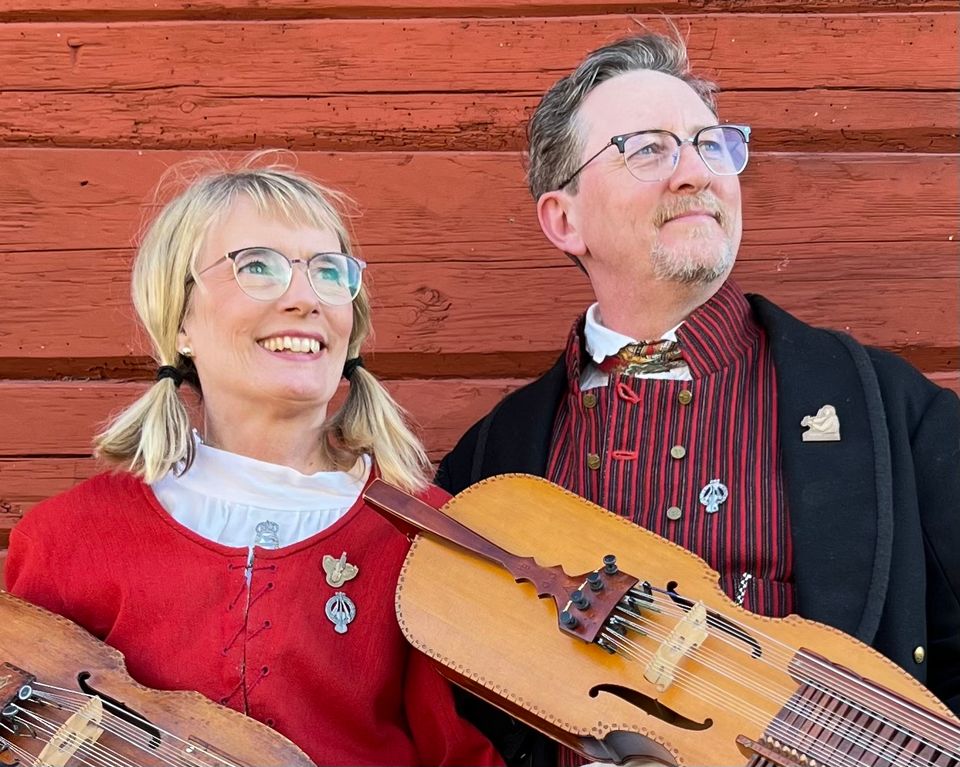 Annika Ekstav och Anders Mattsson är riksspelmän med djupa rötter i den uppländska nyckelharpstraditionen. Här ses de i tätt, lyhört och lekfullt samspel. Foto: Pressbild