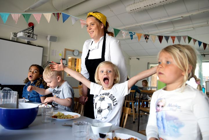 Ljunggårdens naturförskola, Ängelholm
Frida Angvar, kock, tillsammans med några av förskolans barn. Foto: Emil Malmborg
