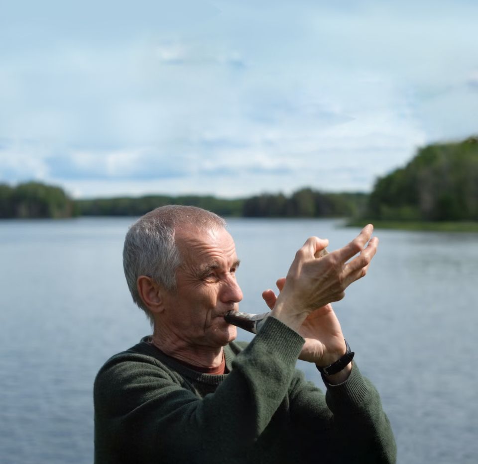 Bernt Lindström, hornspelare från Ockelbo, som i år tilldelats Zornmärket i guld, gör en ”fäbodkonsert” på Oktoberstämman tillsammans med kulerskan Ann-Sofi Nilsson från Malung. Foto: Anders Lindström