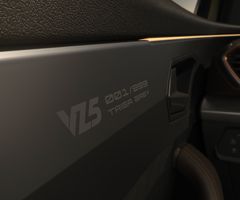 Varje CUPRA Formentor VZ5 Taiga Grey får sitt unika nummer lasergraverat med skuggeffekter på dörrpanelen.
