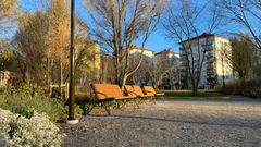 Parkbänkar för rekreation och stillhet i nya Sjödalsparken. Foto: Huddinge kommun