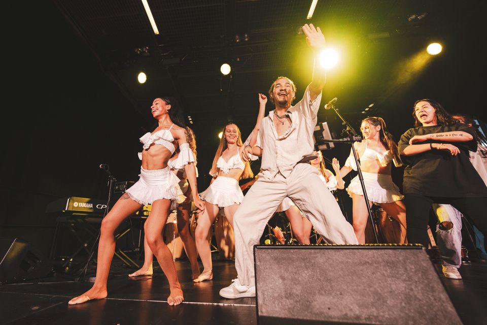 Salsadansaren och dansläraren Alex Trapaga leder en salsa animación, där publiken dansar med, på en tidigare salsakväll på UKK, i juni 2024. Foto: David West