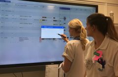2021 införs ett digitalt verktyg för visualisering och styrning av slutenvårdsflödet, DiViS, sjukhusövergripande på Akademiska. På bilden syns från vänster Emelie Thored och Pernilla Nilsson, sjuksköterska respektive undersköterska på kirurgiska utvecklingsavdelningen.