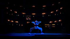 Bild från repetitionerna av SHIFT I CACTI i koreografi av Alexander Ekman med Kungliga Baletten. Foto: Kungliga Operan/Arthur Ljunggren