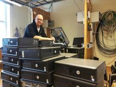 Ansvarig lärare Samuel Sundell på NTI Gymnasiet Örebro med några av de datorer som kommer att gås igenom av eleverna under veckan.