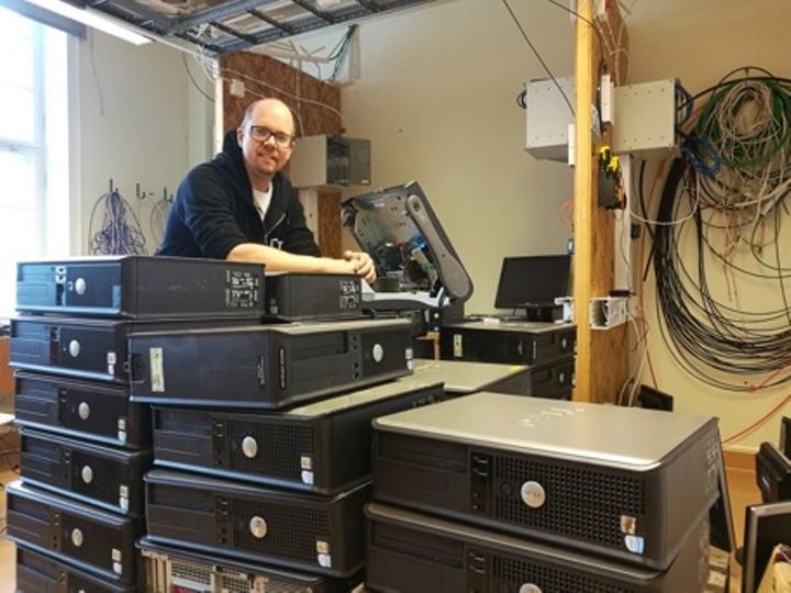 Ansvarig lärare Samuel Sundell på NTI Gymnasiet Örebro med några av de datorer som kommer att gås igenom av eleverna under veckan.