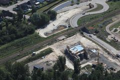 Bron över Sibirienvägen är en av tre som ska skjutas på plats under avstängningen av Västkustbanan. Foto: Trafikverket