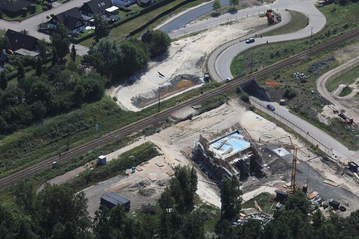 Bron över Sibirienvägen är en av tre som ska skjutas på plats under avstängningen av Västkustbanan. Foto: Trafikverket