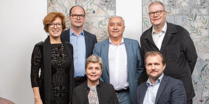 Från vänster. Övre raden: Anette Sand VD Stockholmshem, Jonas Schneider VD Familjebostäder, Simon Safari ordförande Hyresgästföreningen region Stockholm, Pelle Björklund VD Svenska Bostäder. Nedre raden: Annika Billström regionchef Hyresgästföreningen region Stockholm, Per Björklind förhandlingschef Hyresgästföreningen region Stockholm.