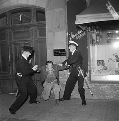 Polisingripande på Norrlandsgatan i samband med kravaller vid Berzelii Park och Norrmalmstorg i september 1951.   1951-1951
Fotograf: Okänd (Aftonbladet). Aftonbladet
Bildnummer: SSMAB000185
Stadsmuseet i Stockholm