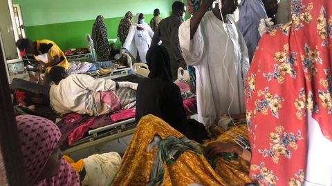 FOTO: ALI SHUKUR/LÄKARE UTAN GRÄNSER
Sjukhuset i El Fasher, Sudan, har tagit emot så många patienter de senaste dagarna att patienter nu vårdas på golvet i sjukhusets korridorer.