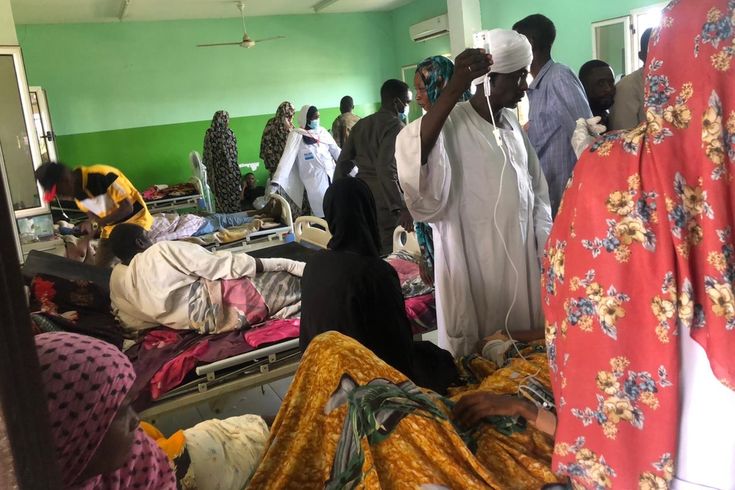 FOTO: ALI SHUKUR/LÄKARE UTAN GRÄNSER
Sjukhuset i El Fasher, Sudan, har tagit emot så många patienter de senaste dagarna att patienter nu vårdas på golvet i sjukhusets korridorer.