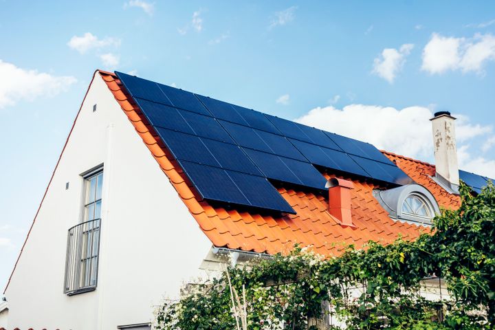 Hållbarhetsambitioner och rekordhöga elpriser har blåst upp intresset till att ansluta solkraft till elnätet till bristningsgränsen. E.ON ser en rekordstor efterfrågan för att ansluta privata solcellsanläggningar. Samma sak på företagsmarknaden, där enskilda förfrågningar gäller anslutningar av stora solparker som motsvarar effekten av en medelstor stad.
Foto: Apelöga