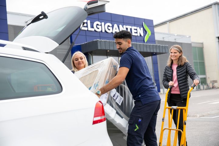 Genom att sälja Outlet-produkter både online och i butik, kan Elgiganten erbjuda konsumenter fullt fungerande produkter med lägre pris än samma typ av produkter i nyskick.