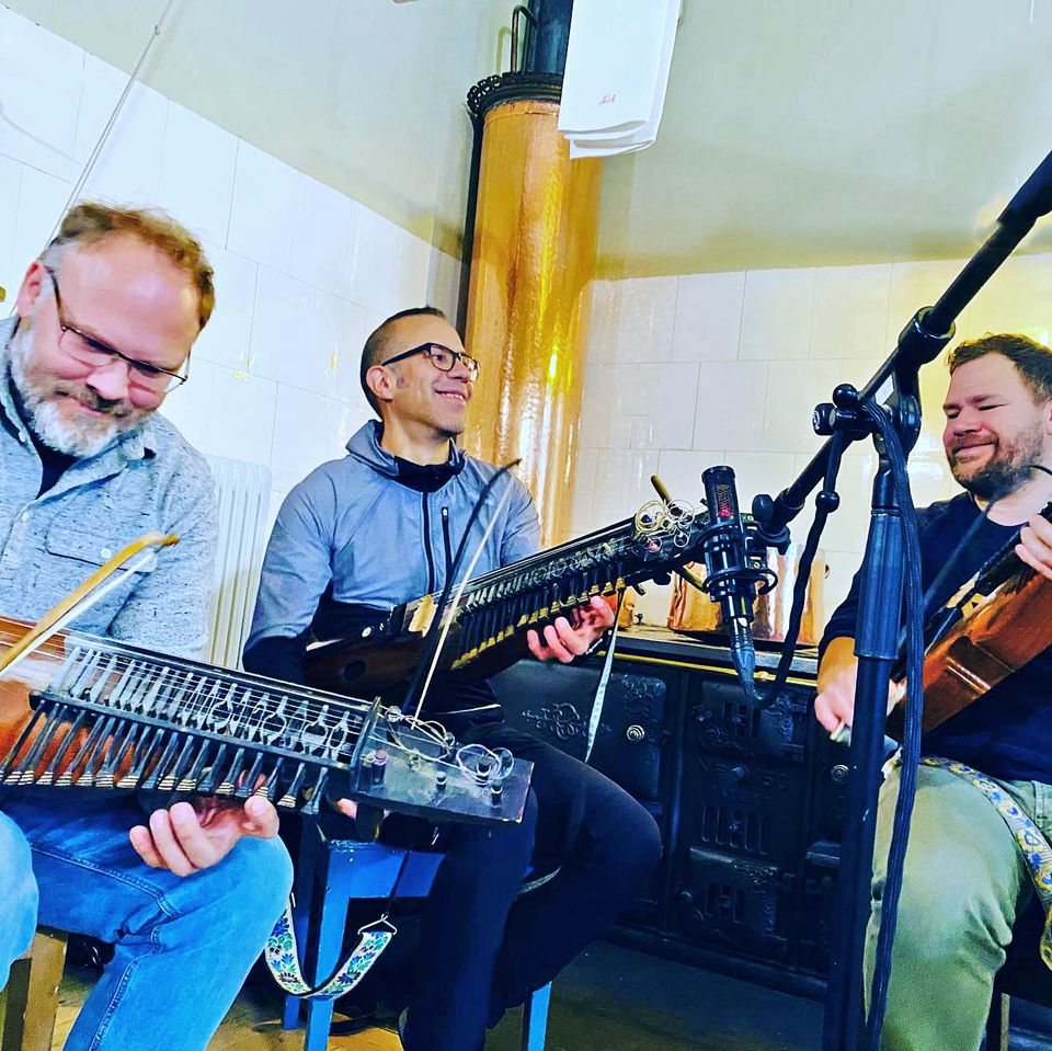 Daniel Hedman, Kristofer Suha Pettersson och Willy Wesström är en välkänd trio i nyckelharpssammanhang som med inspiration från äldre förebilder och många års samspel har utvecklat en svängig och medryckande spelstil. Foto: Pressbild