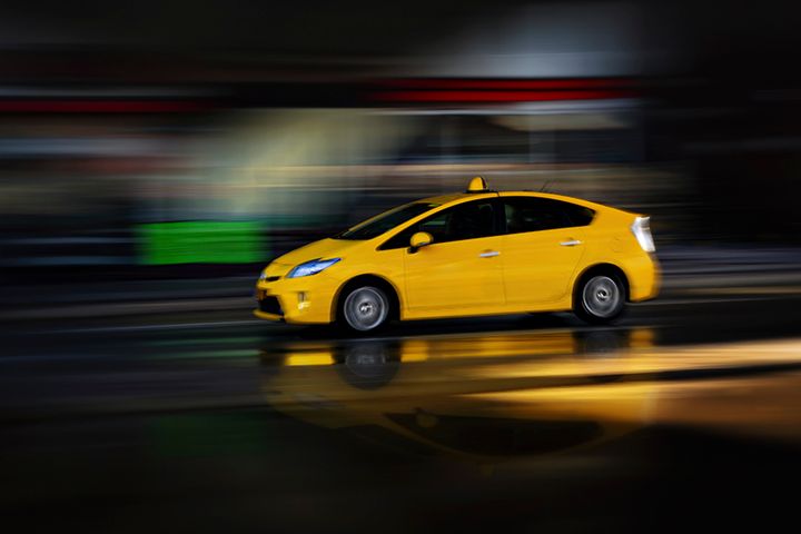 Under hösten 2022 har Transportstyrelsen undersökt regelefterlevnaden inom taxitrafikområdet. Datainsamlingen har genomförts av polis genom vägkontroller. Bild: Adobe Stock.