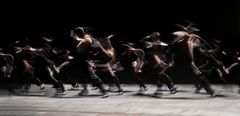 Ohad Naharins "Minus 16", en del av dansprogrammet Kylián/Ek/Naharin med Kungliga Baletten. På bilden: dansare ur Kungliga Baletten. Foto: Carl Thorborg