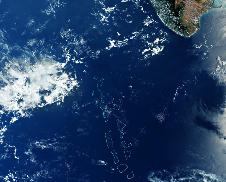Maldiverna fångade av satelliten Sentinel-3. Copernicus Sentinel data (2020), processed by ESA, CC BY-SA 3.0 IGO