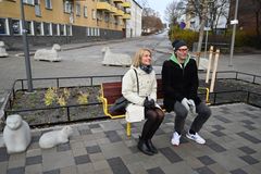 Elisabeth Rosenquist Saidac, stadsträdgårdsmästare och Henri Dehaim, projektledare för Bromstensplans ombyggnad. Foto: Sam Victorin