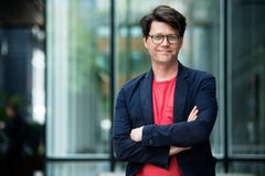 Författaren och tv-profilen Daniel Sjölin utkommer under sommaren med sin första roman på 14 år, "Erövraren", på Expressens kultursida.
