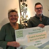 Maud Petri Rådström med vinnaren Fredrik Gustafsson.