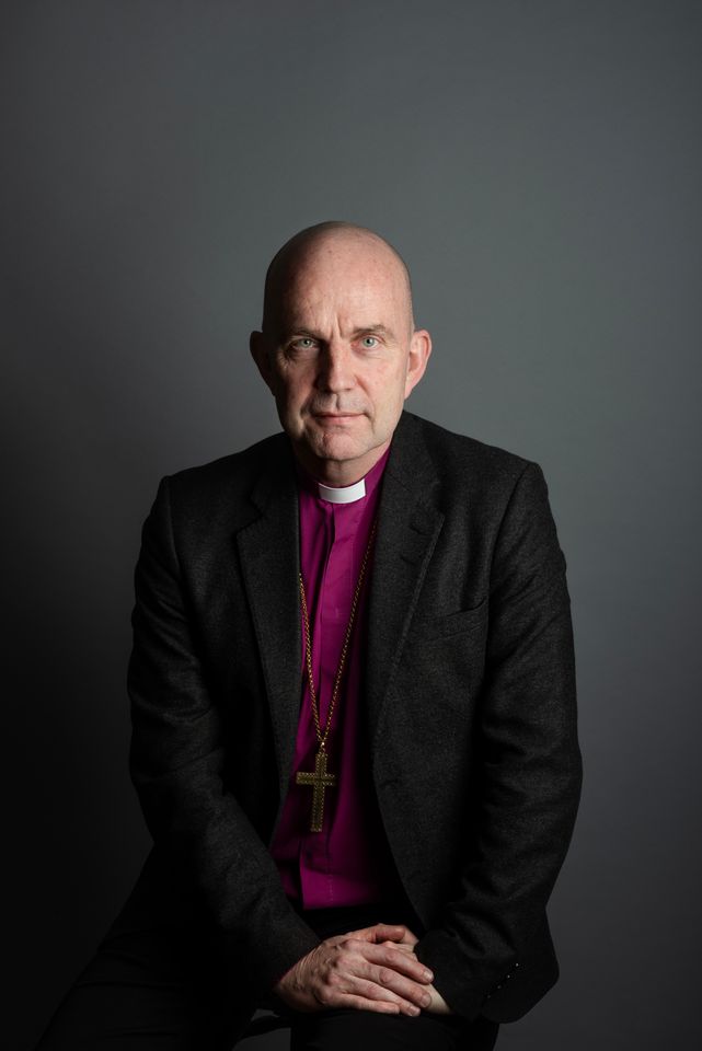 Biskop Fredrik Modéus stående 2 - Foto Lina Alriksson