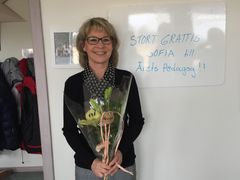 Sofia Haegerman Lundin, en av de glada vinnarna av Pedagogpriset 2019, har fått blommor av Pernilla Bergqvist (L), ordförande i barn- och ungdomsnämnden.