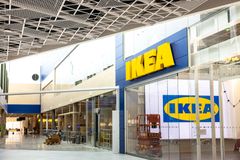 Utanför IKEA Kållered finns ett stort atrium.